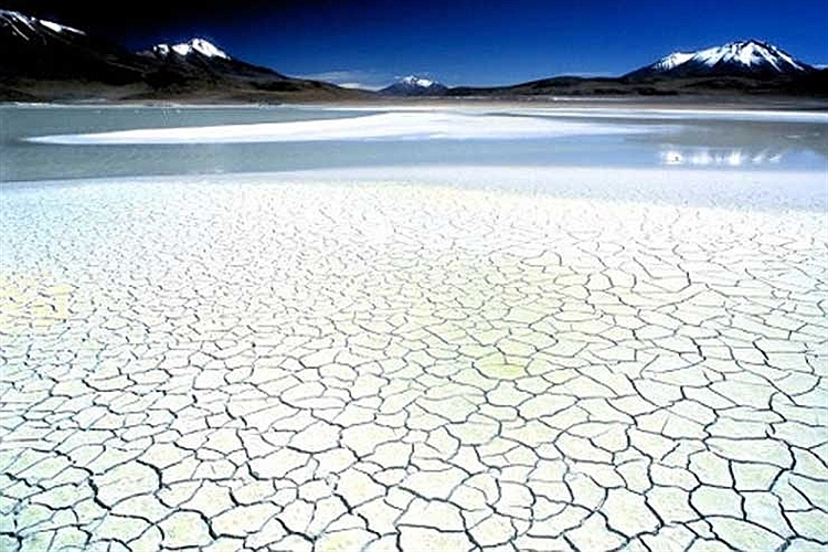 تصویر دریاچه نمک سلار اویونی در قلب رشته کوه های آند در کشور بولیوی. 
