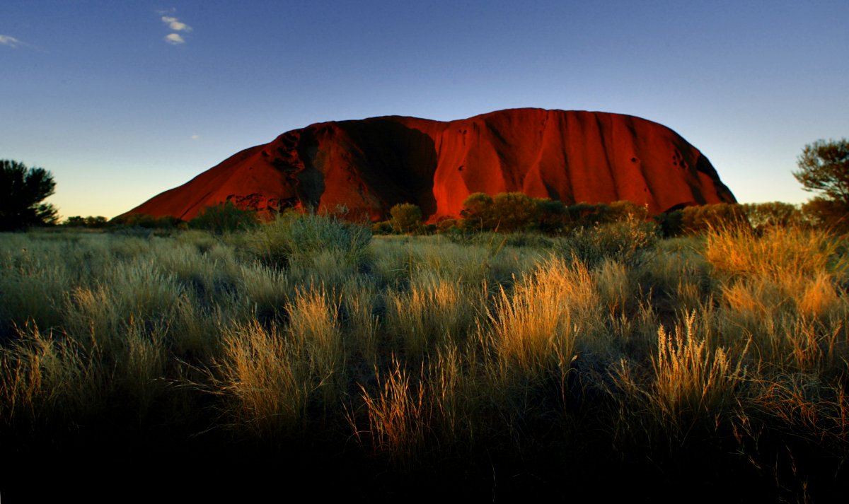 the-sun-sets-on-ayers-rock-one-of-australias-major-tourist-destinations-attracting-400000-visitors-every-year