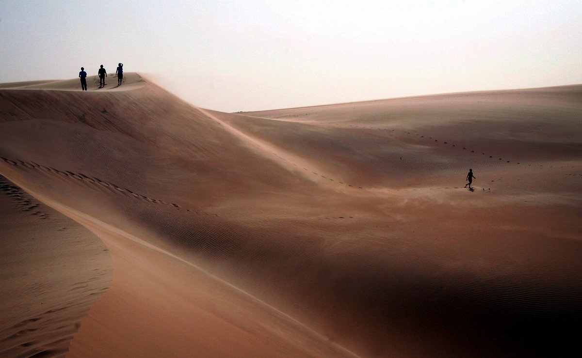 tourists-explore-sand-dunes-in-africas-mauritanian-desert