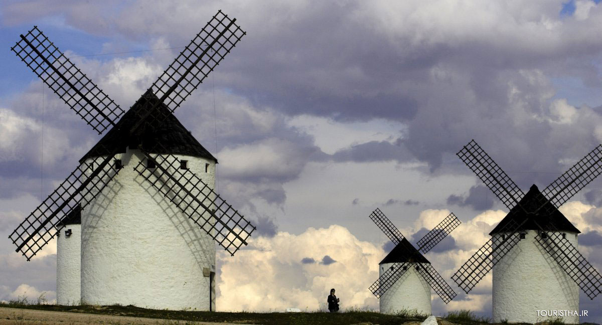 tourists-visit-the-famous-ancient-windmills-in-central-spain