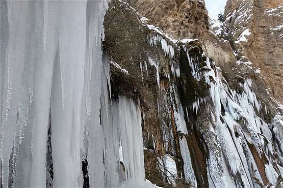 تصویر آبشار زیبای مارگون در استان فارس یخ زد