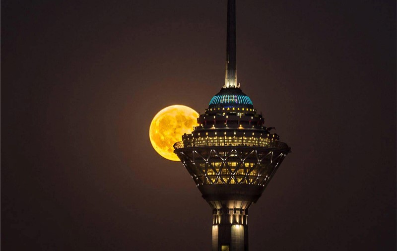 گردش در برج میلاد | تجربه خوردن غذا با چشم‌انداز 360 درجه تهران