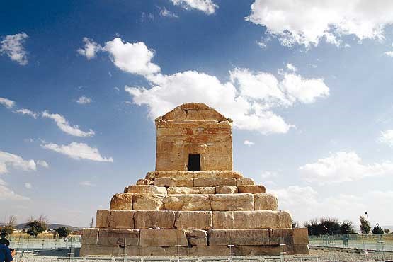 تصویر تهدید حریم پاسارگاد با رُب و ترشی 