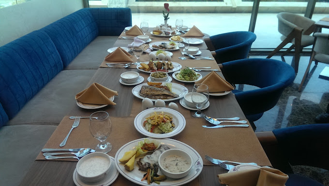 سرو غذا در رستوران هتل پارسیان خزر چالوش